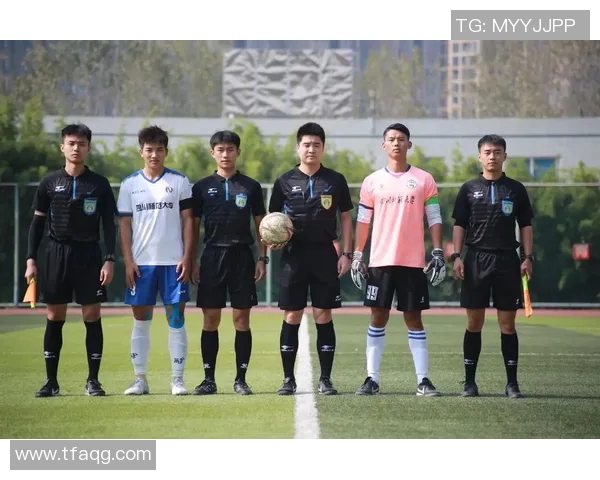 足球明星模仿成龙的搞笑瞬间引发热议你猜是谁呢